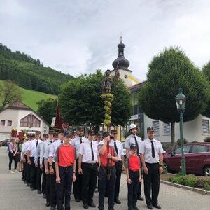 Die Abordnung der FF Gaflenz geht gleich hinter der Musik.