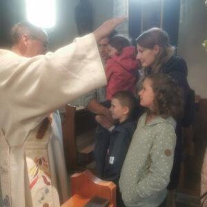Dann werden die Kinder mit ihren Familien jede einzeln gesegnet.