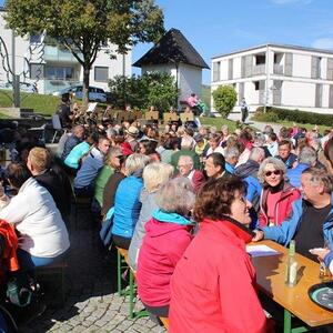 Schnell hatten alle etwas zu trinken und auch zu essen