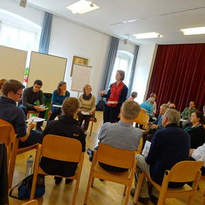 Franziska Leuschner erklärt der Gruppe 'Zimbelstern' gleich mal ein bisschen was...