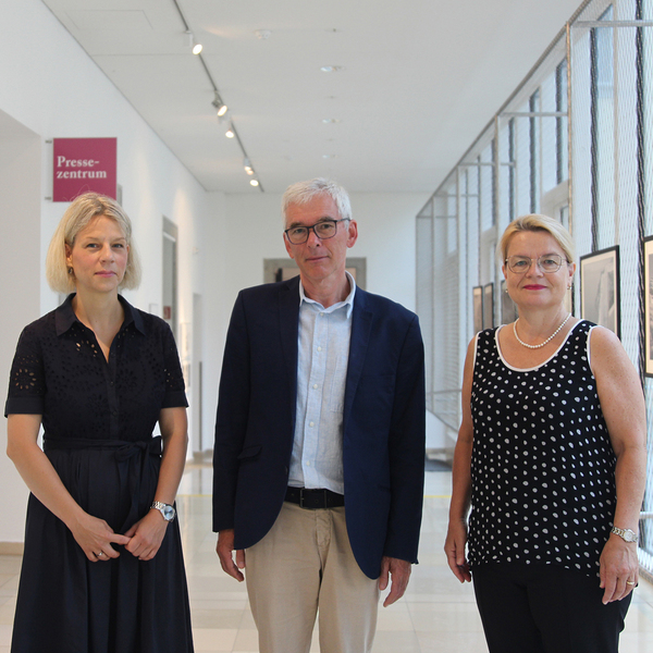 (v.l.) Barbara Lanzerstorfer-Holzner, TelefonSeelsorge OÖ, Josef Hölzl, EZIEHUNGLEBEN.AT, Silvia Breitwieser, Leiterin TelefonSeelsorge OÖ – Notruf 142