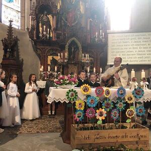 'Mit Jesus kann ich wachsen' singen die EK-Kinder noch einmal als Zwischengesang zu Fronleichnam.