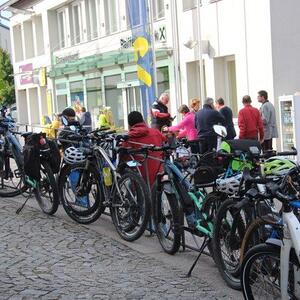 Die Fahrräder finden am Zaun ein Befestigung. 
