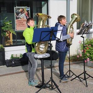 Die Geschwister Schörkhuber aus Losenstein machen im Hintergrund Musik.
