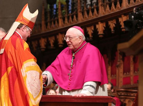 Nuntius Peter Stephan Zurbriggen gratulierte Bischof Manfred Scheuer bei dessen Amtseinführung am 17. Jänner 2017 im Linzer Mariendom.