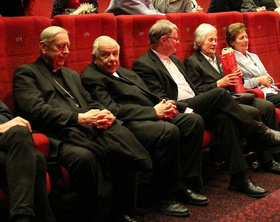 V. l.: Bischof em. Ludwig Schwarz SDB, Bischof em. Maximilian Aichern OSB, Bischof Manfred Scheuer und die Jägerstätter-Töchter Maria Dammer und Aloisia Maier im Moviemento Linz.